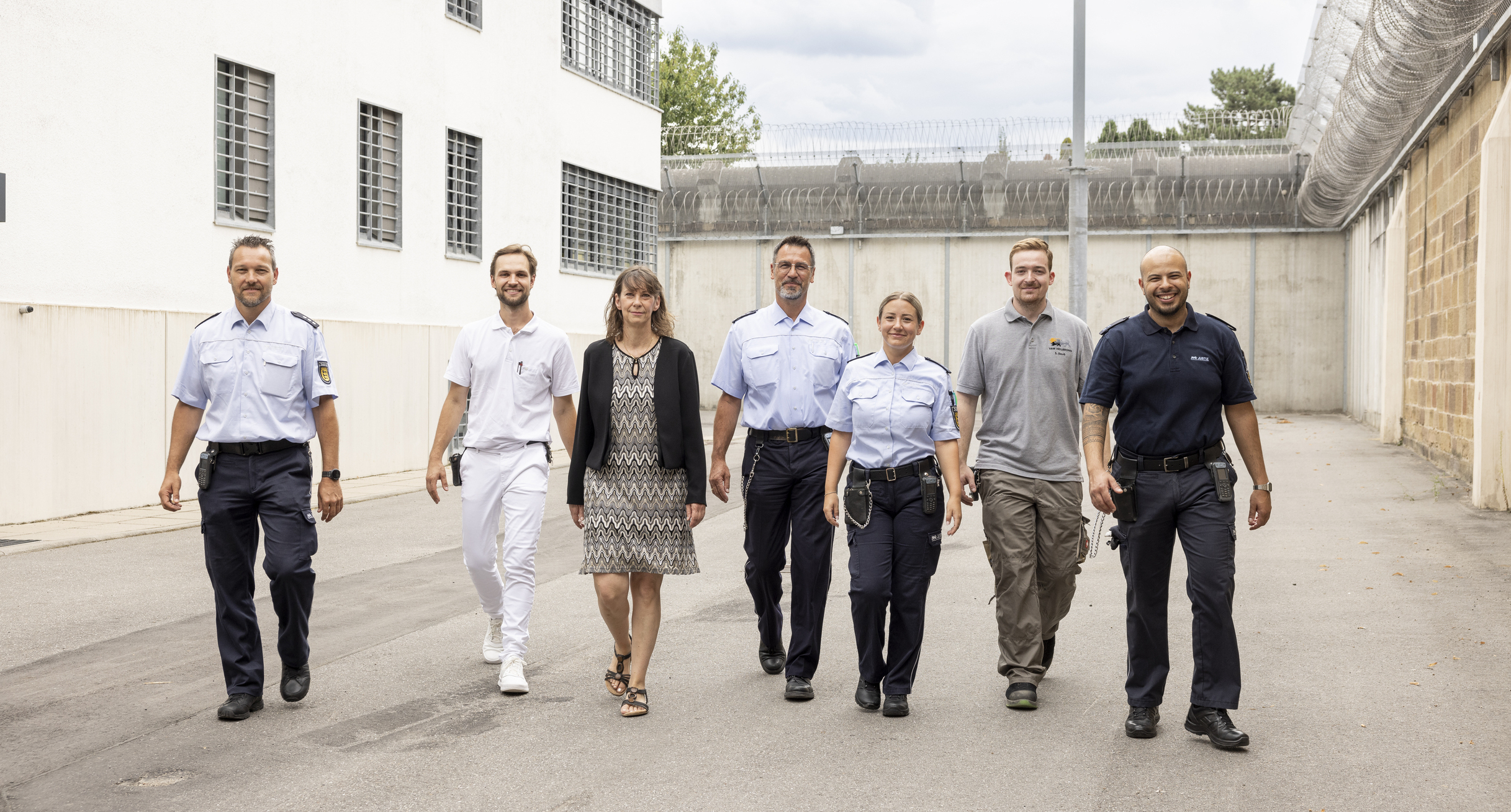 Sieben Bedienstete der JVA Heilbronn laufen über den Hof