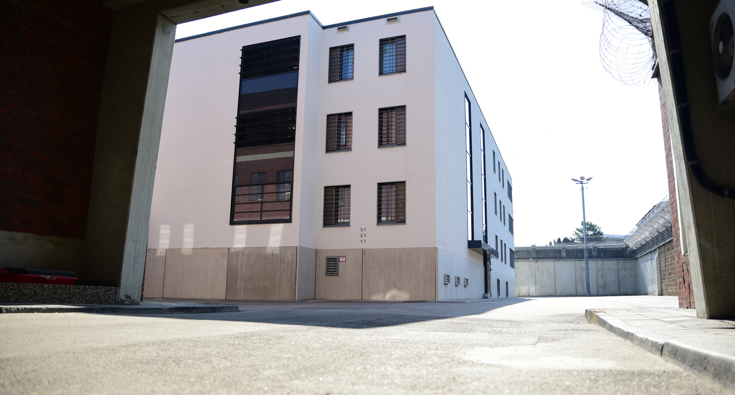 Blick auf das neue Haftgebäude