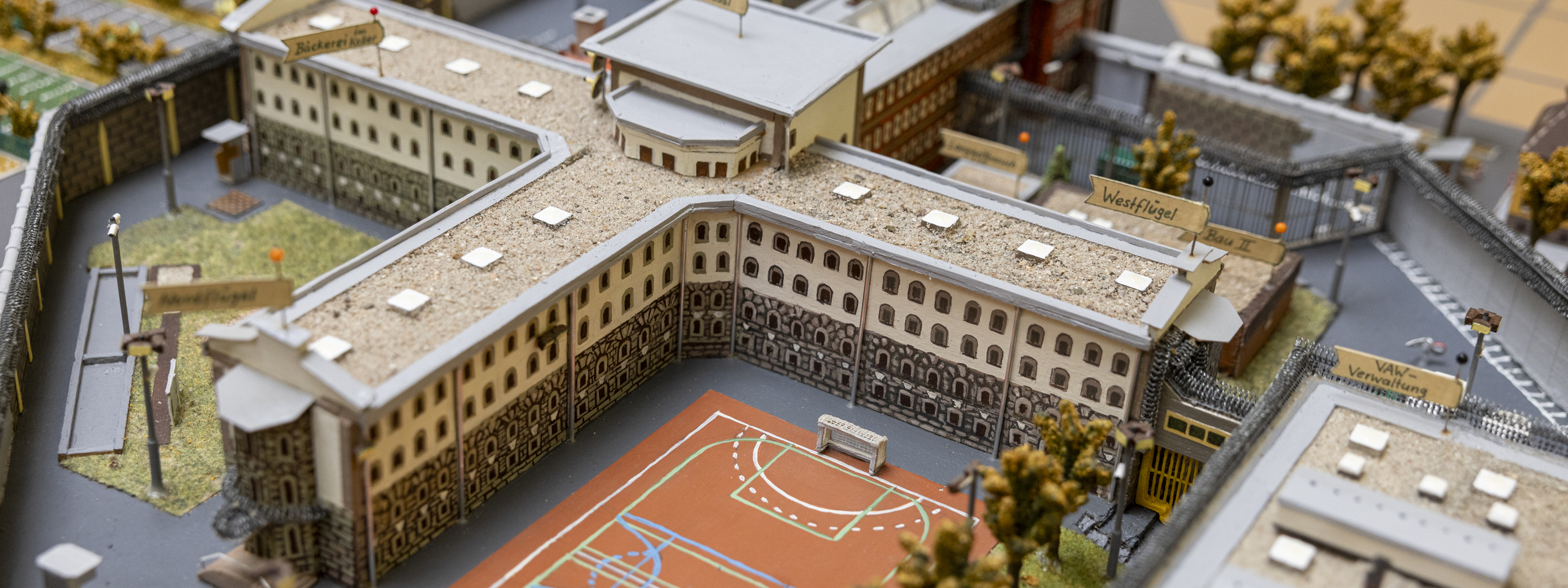 Modellnachbau der Justizvollzugsanstalt von oben, Flügelbauweise mit Sporthof
