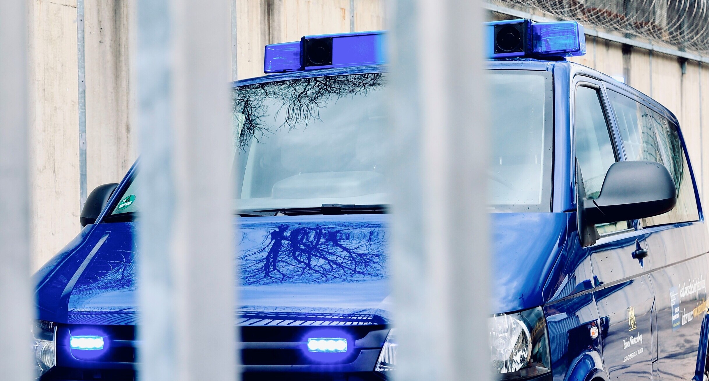 Gefangenentransportwagen in blau, Blick durch ein Gitter