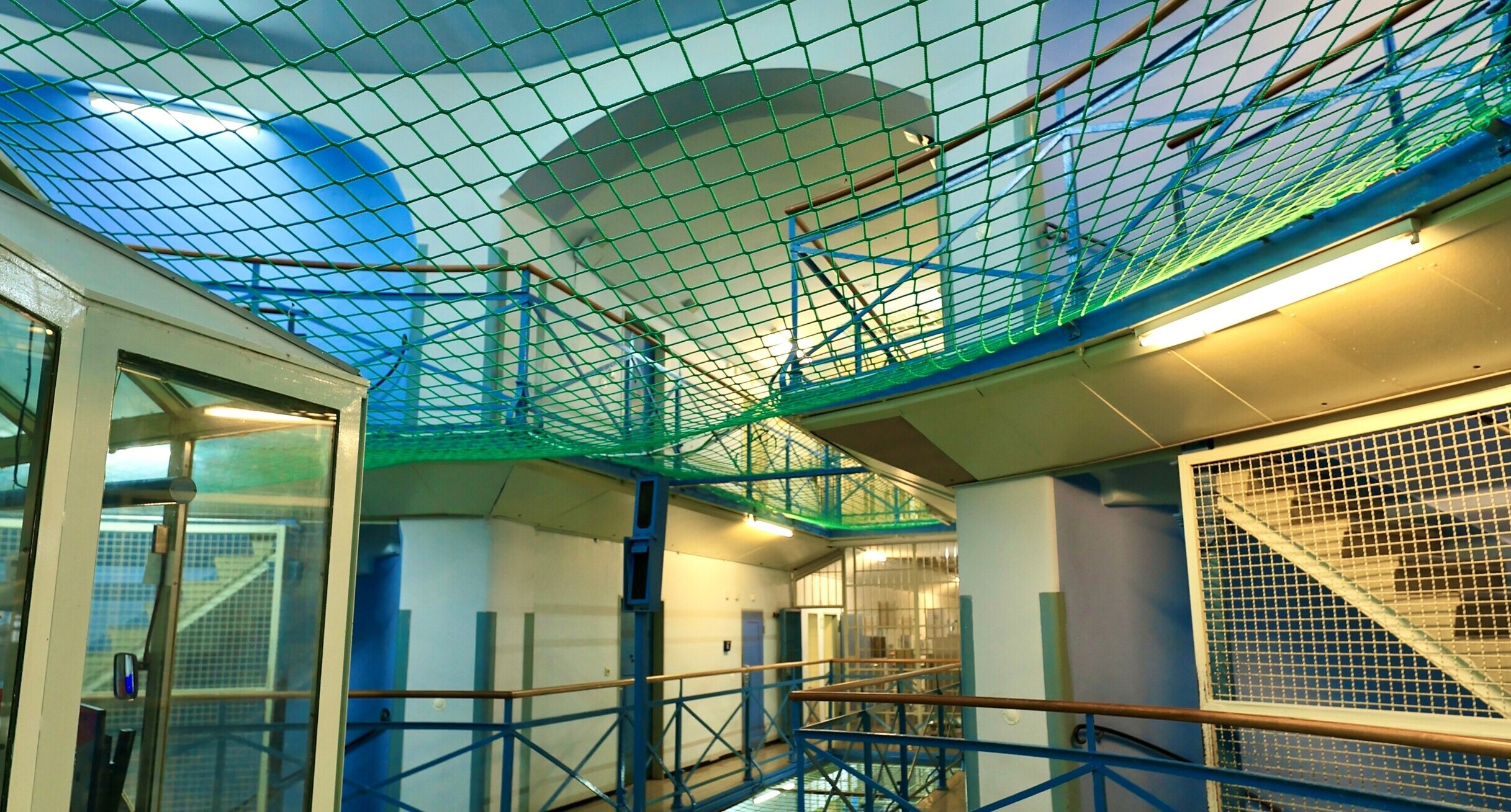 Blick von der Zentrale im Zellenbau in einen Stockwerksflur
