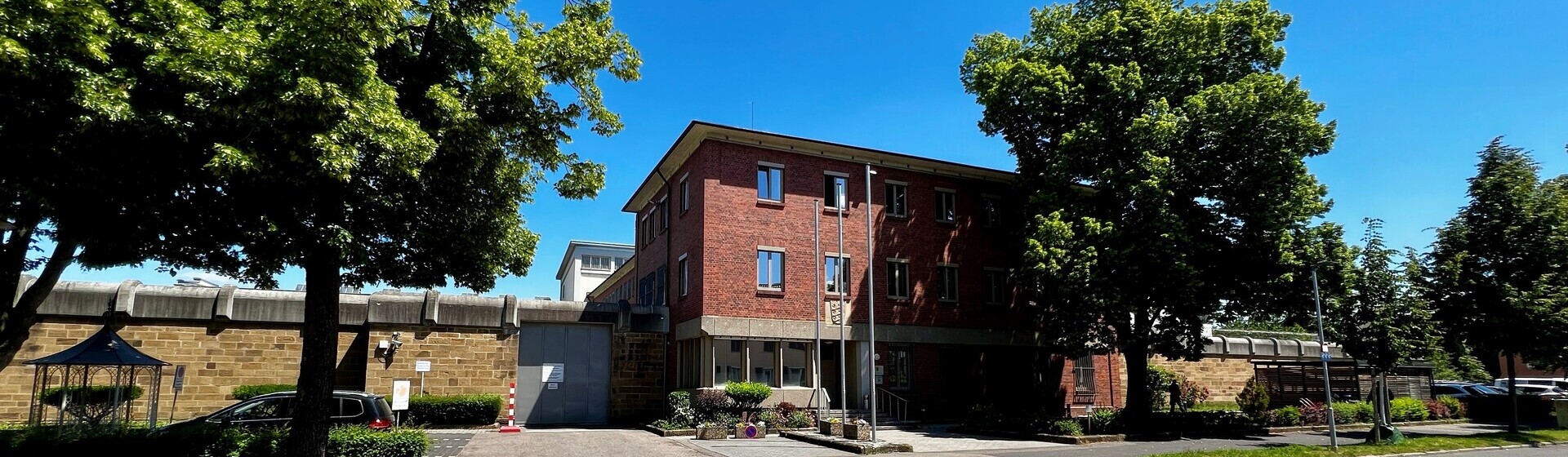 Frontansicht der JVA Heilbronn von der Steinstraße