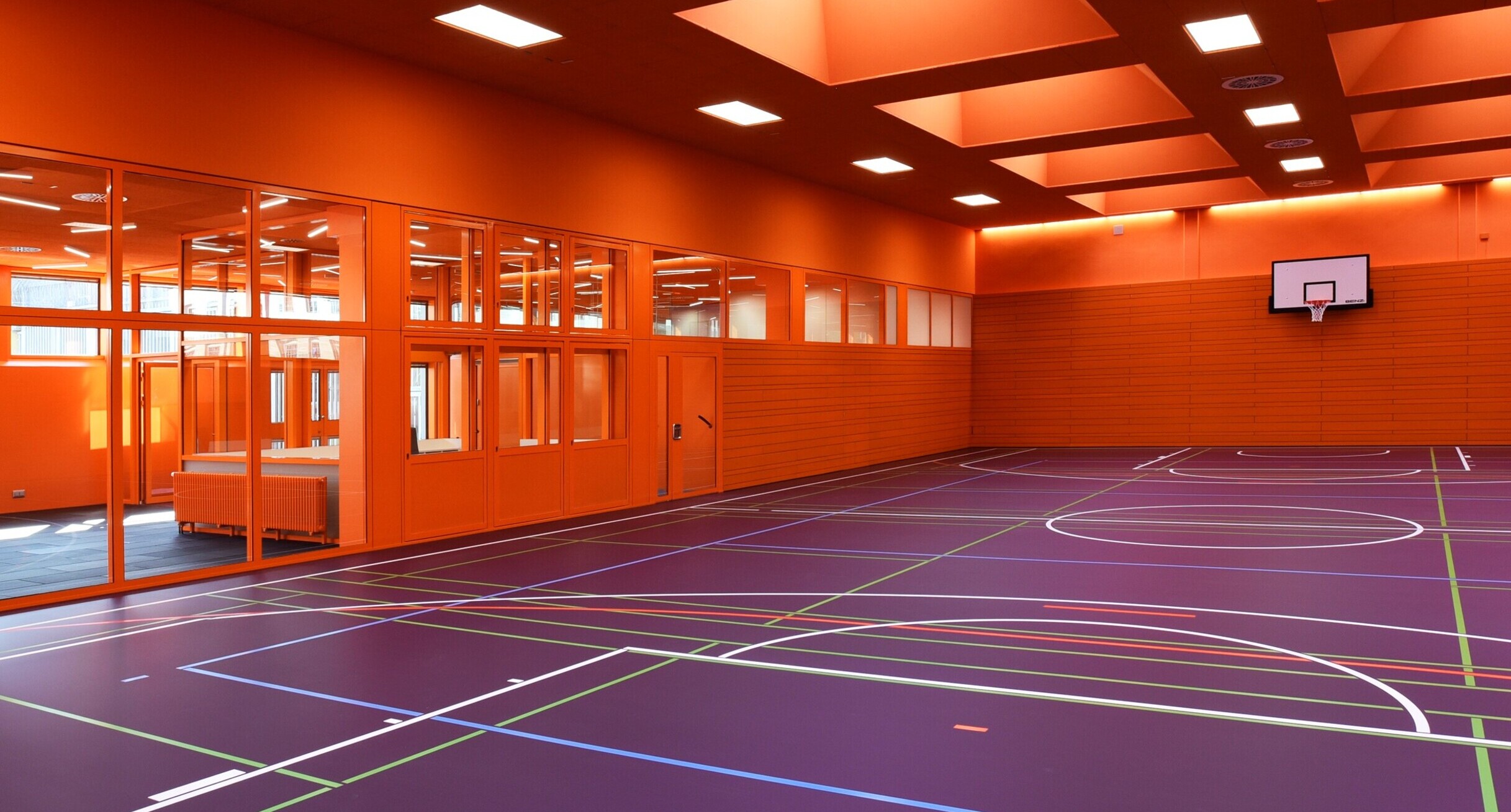 Turnhalle der JVA Heilbronn, lila Boden und orangefarbene Wände