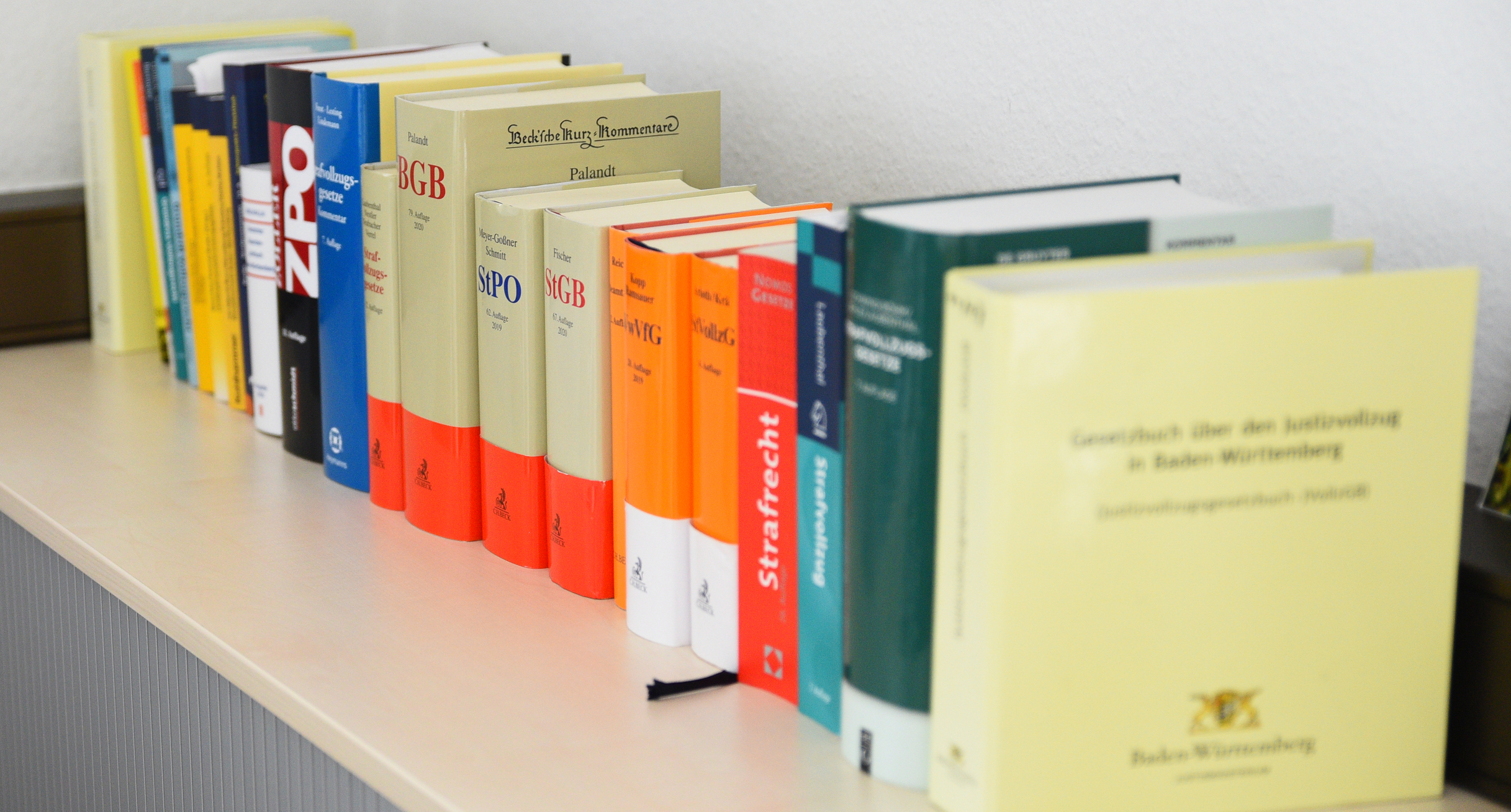 Gesetzbücher auf einem Sideboard