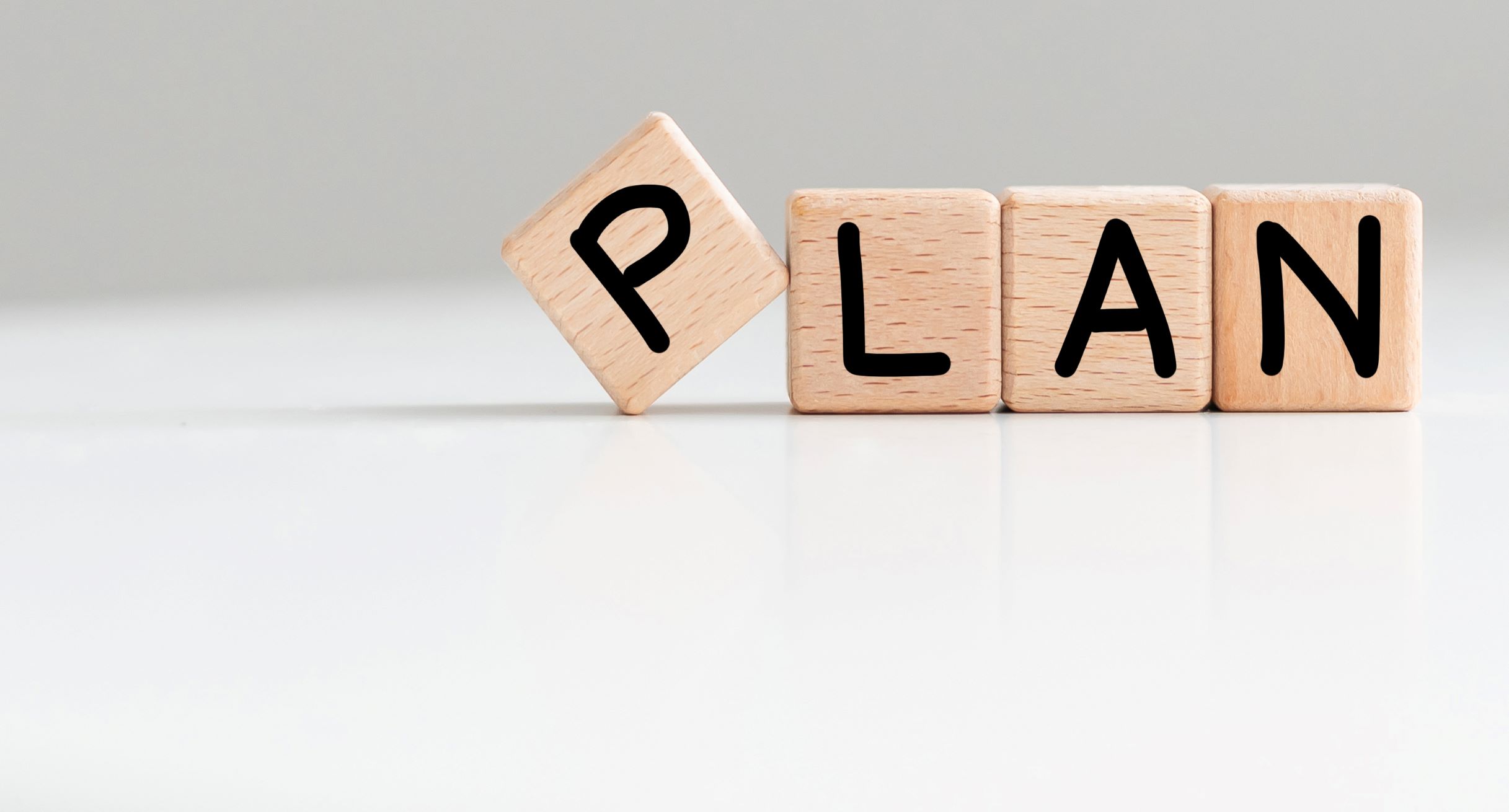 Würfel auf welchen das Wort Plan steht. Dabei steht auf jedem Würfel ein Buchstabe des Worts 